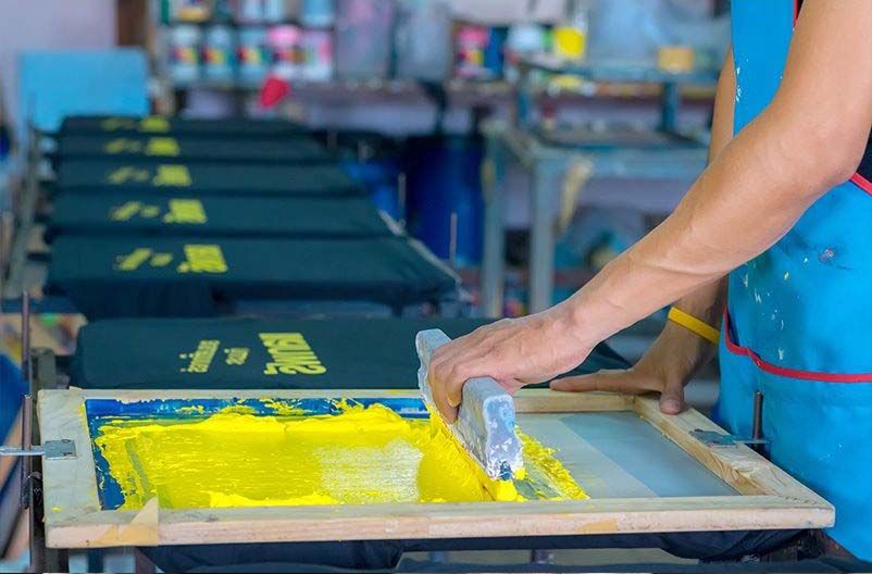 Mitarbeiter bei Druck von Textilien